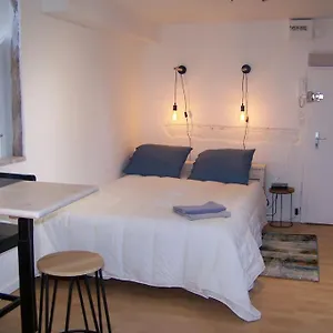 Rennes: 4 Couchages, Proche Commerces, Bus. Appartement